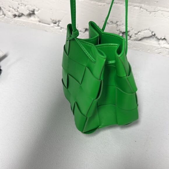 Bottega Veneta Women's Cassette Leather Bucket Bag in Green BRAND NEW Authentic - Picture 6 of 6